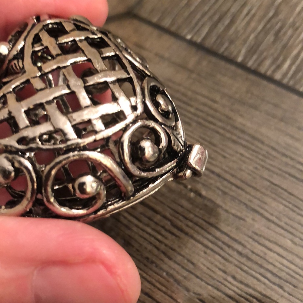 Vintage Filigree Open Cage Heart Necklace - Picture 16 of 17